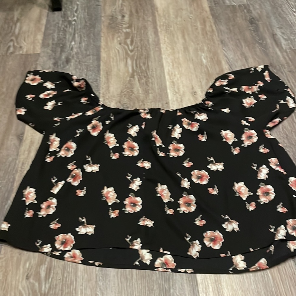 Charlotte Russe Women’s XL floral going out top - Picture 2 of 3